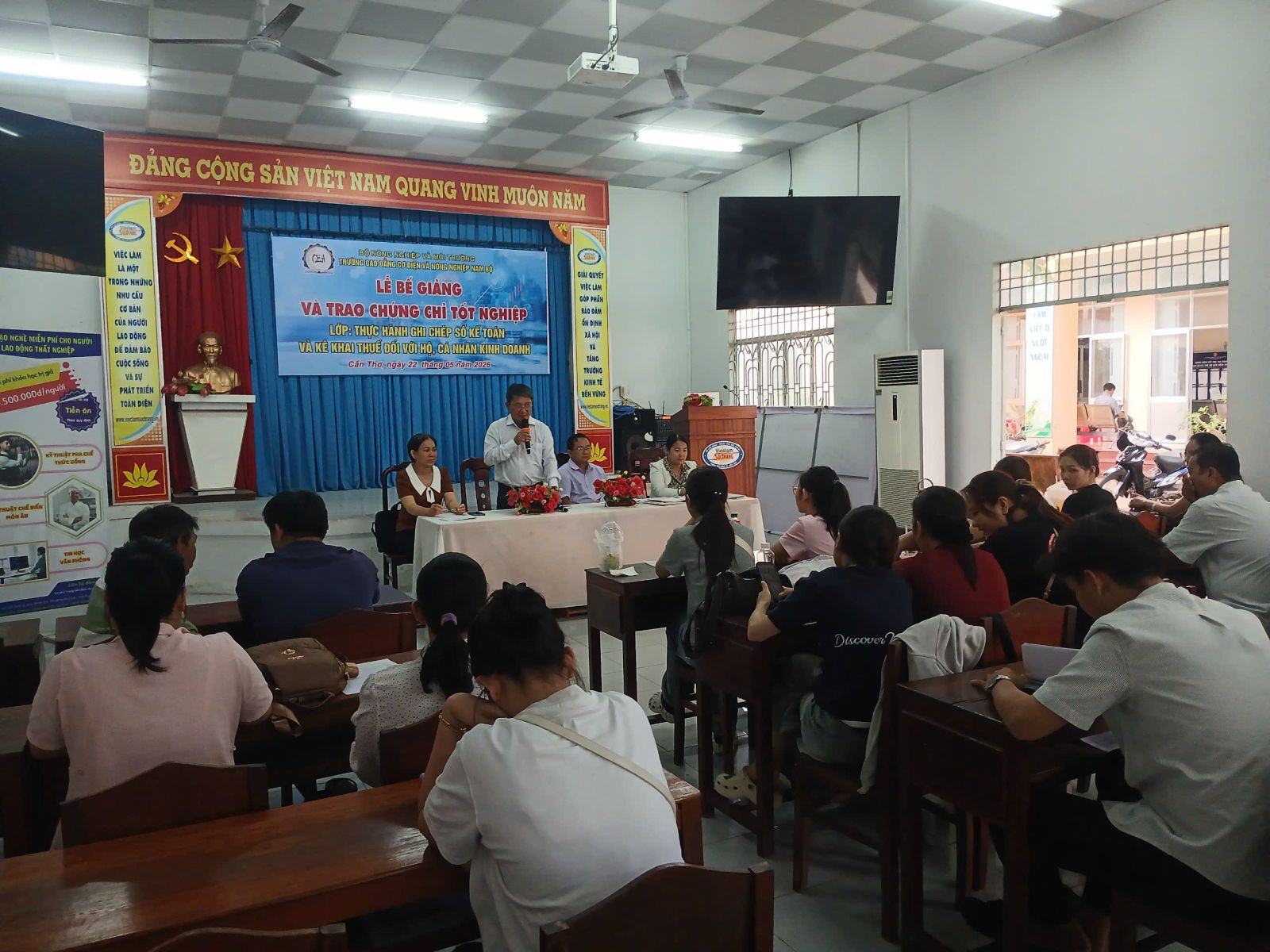 Phát biểu của Ban Giám Hiệu Nhà trường trong buổi lễ bế giảng