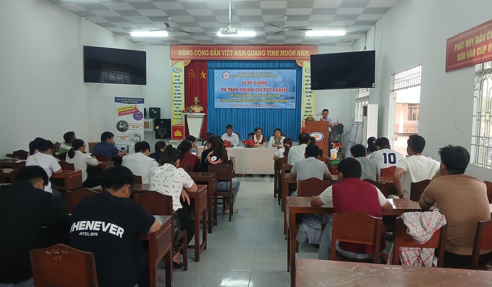 Phát biểu của trưởng phòng Quản lý Đào tạo trong buổi lễ bế giảng