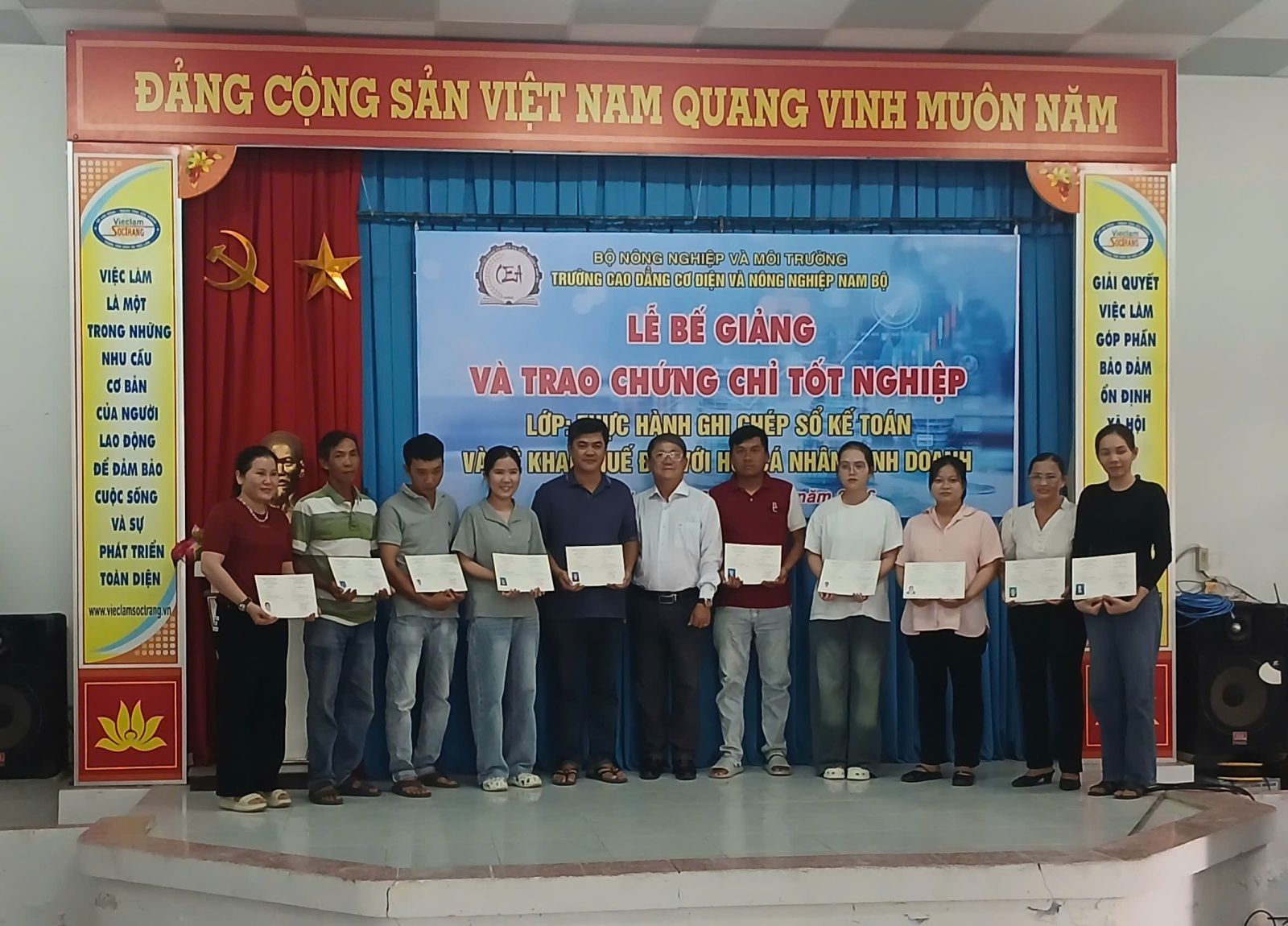 Ban Giám Hiệu Nhà trường trao chứng chỉ đào tạo cho học viên