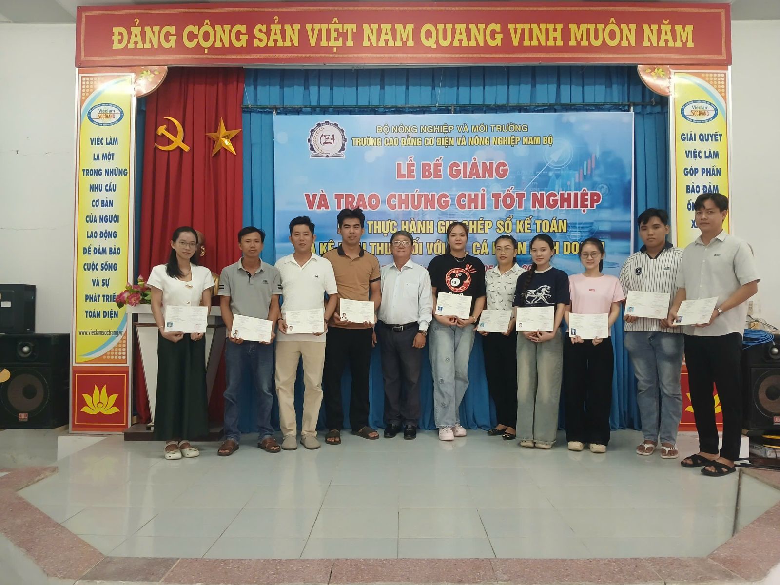 Ban Giám Hiệu Nhà trường trao chứng chỉ đào tạo cho học viên