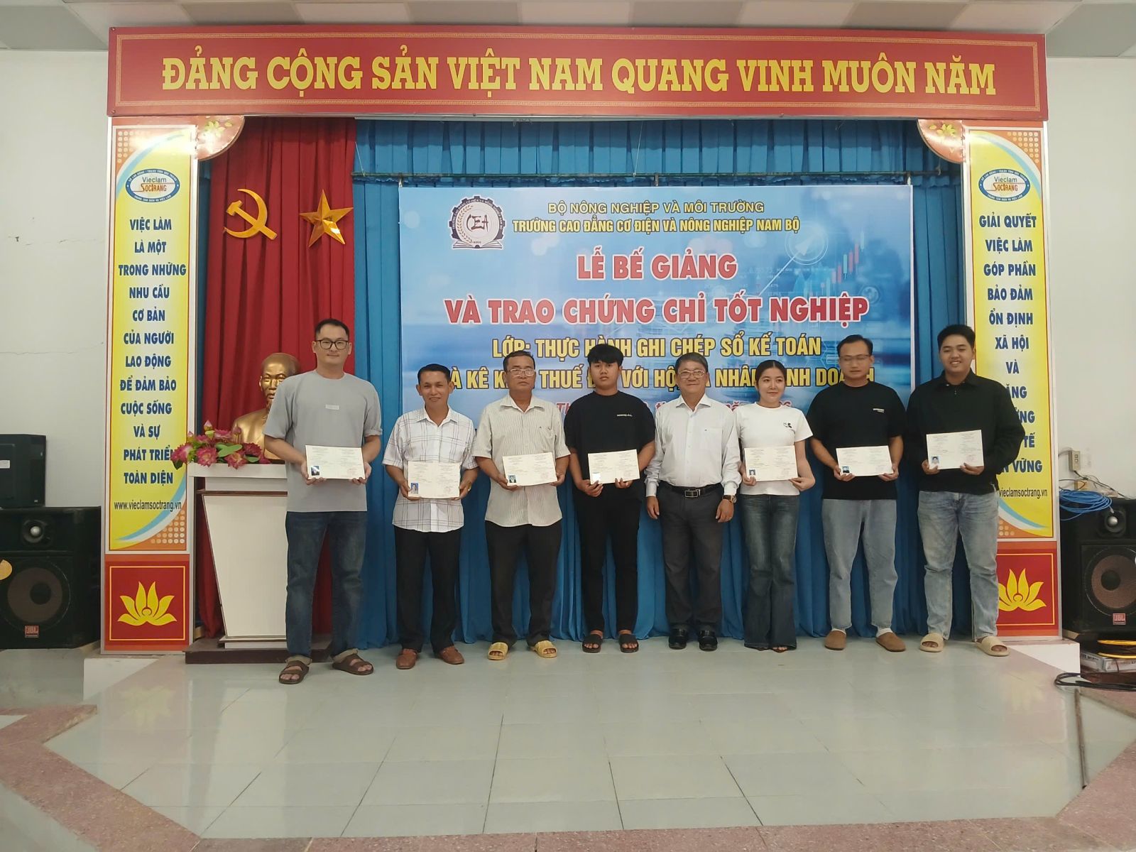 Ban Giám Hiệu Nhà trường trao chứng chỉ đào tạo cho học viên