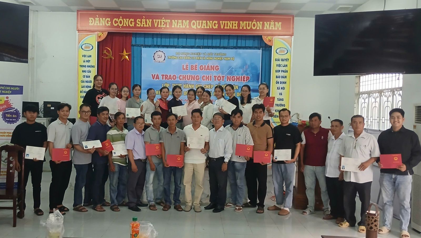 Chụp ảnh lưu niệm cùng học viên